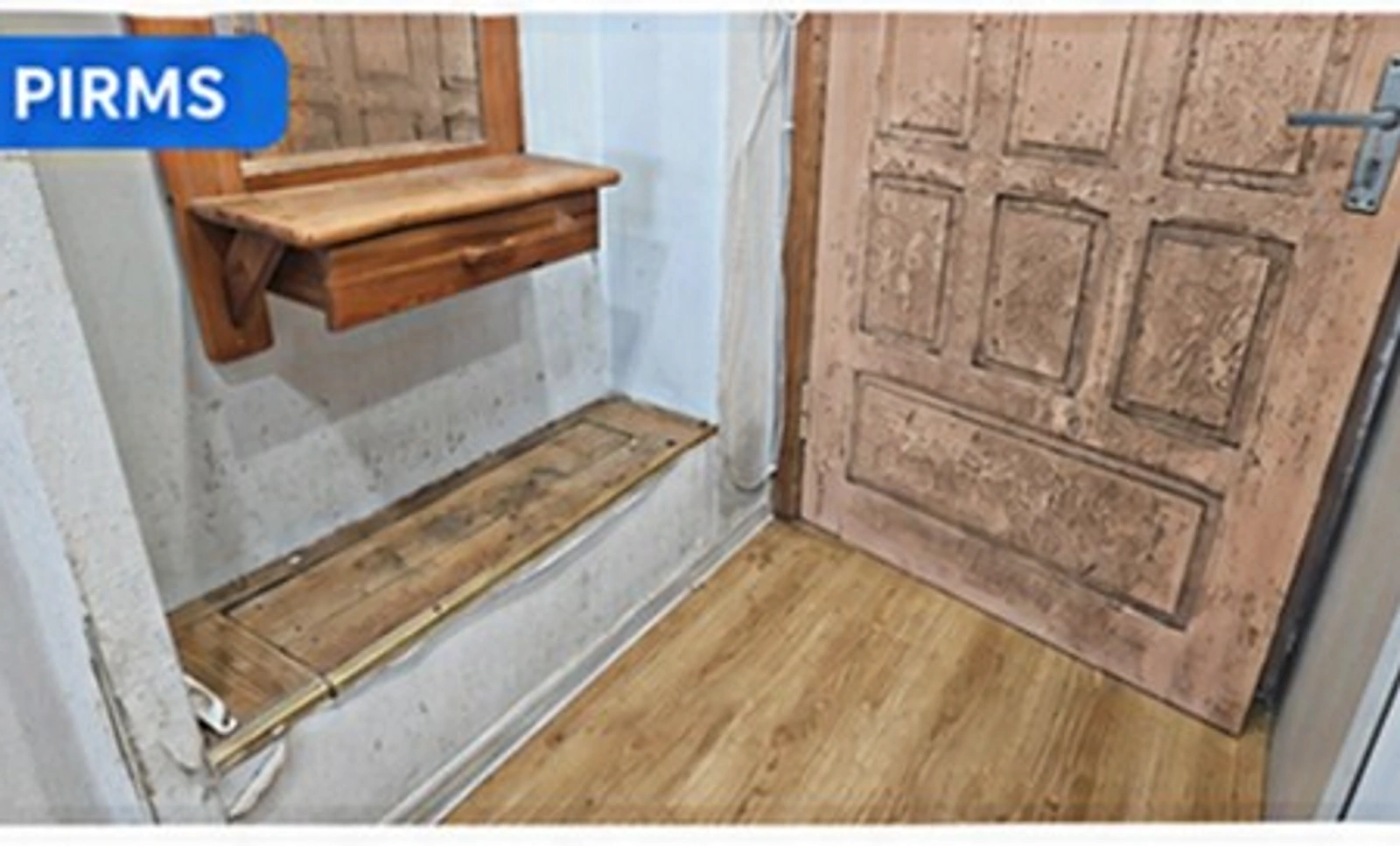 Entrance area and door after being cleaned by TERSUS — Before